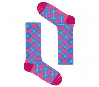 Bunte Socken Wólczańska 7m4 mit blauen Tupfen auf rosa Hintergrund. Takapara
