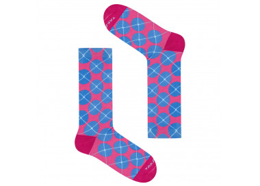 Bunte Socken Wólczańska 7m4 mit blauen Tupfen auf rosa Hintergrund. Takapara