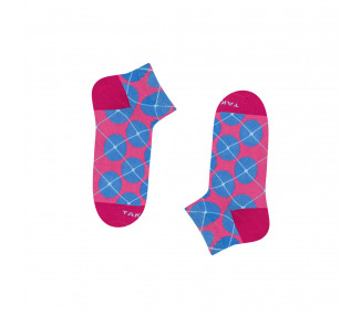 Colorful sneaker socks Wólczańska 7m4 in blue polka dots on a pink background. Takapara
