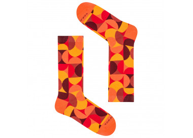 Bunte 8m4 Retkińska-Socken mit orangefarbenen Halbkreisen. Takapara