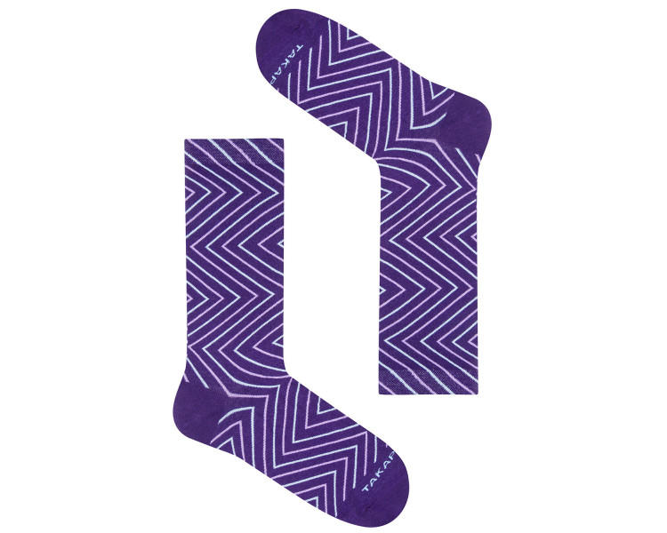 Chaussettes colorées et géométriques Skrzywana 9m2 avec des zigzags violets. Takapara