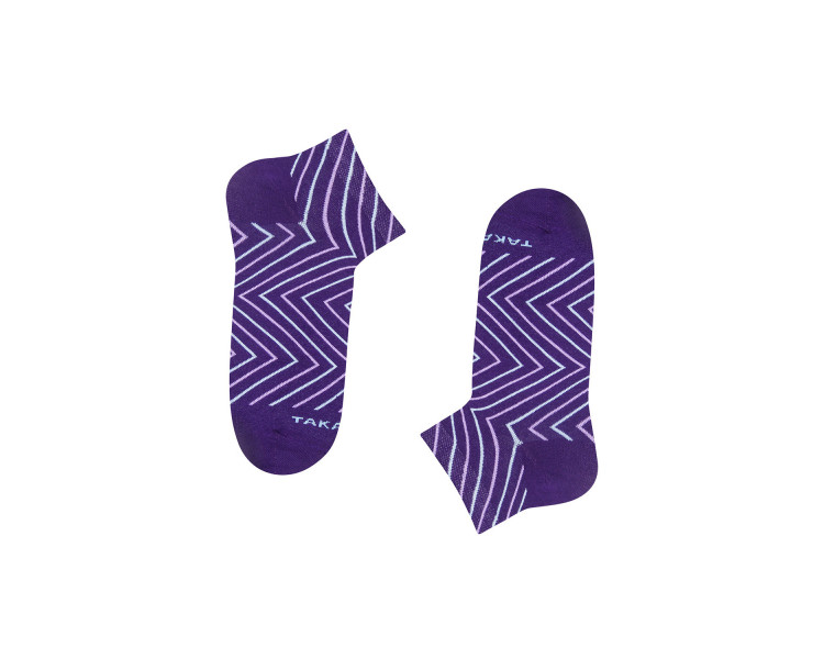 Bunte, geometrische Sneaker-Socken Skrzywana 9m2 mit lila Zickzacks. Takapara