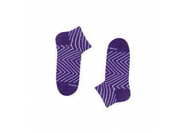 Bunte, geometrische Sneaker-Socken Skrzywana 9m2 mit lila Zickzacks. Takapara