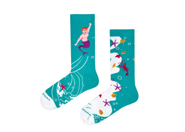 Mix and Match Socken von Herr und Frau Meerjungfrau von Takapara mit tanzenden Figuren und Meeresstrudel