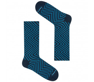 Chaussettes longues colorées Skrzywana 9m4 avec zigzags bleu marine. Takapara