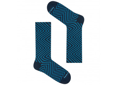Bunte, lange Skrzywana 9m4 Socken mit marineblauen Zickzacks. Takapara