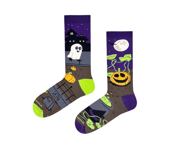Chaussettes Halloween avec une pleine lune, des citrouilles et des fantômes par Takapara