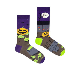 Halloween-Socken mit Vollmond, Kürbissen und Geistern von Takapara
