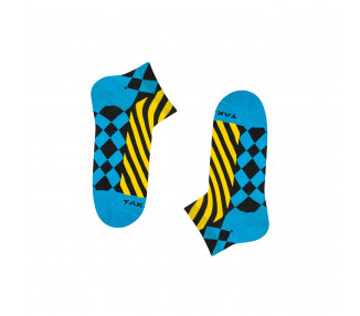 Colorful, geometric 10m1 Traugutt sneaker socks in the colors of yellow and blue. Takapara