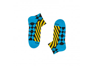Colorful, geometric 10m1 Traugutt sneaker socks in the colors of yellow and blue. Takapara