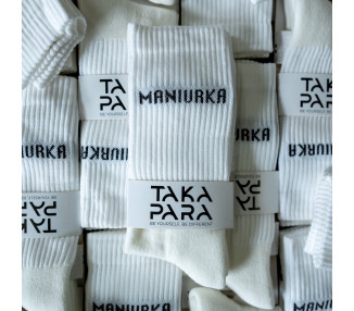 Białe skarpetki damskie z napisem "maniurka" – hommage dla Krakowa