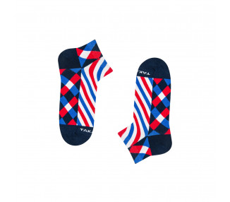 Colorful, geometric 10m6 Traugutt ssneaker socks in blue, red and white. Takapara