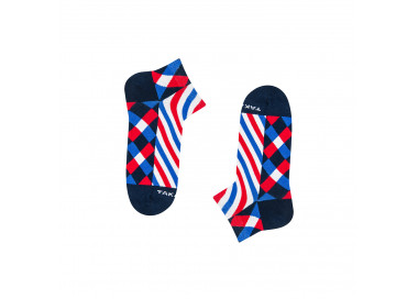 Colorful, geometric 10m6 Traugutt ssneaker socks in blue, red and white. Takapara