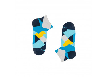 Kolorowe skarpety stopki Targowa 11m2 w prostokąty o kolorach żółci, niebieskiego i granatu. TakaPara