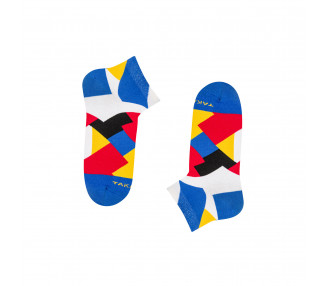Kolorowe skarpety stopki Targowa 11m3 w kolorowe prostokąty o barwach niebieskiego, czerwonego, żółtego i białego. TakaPara