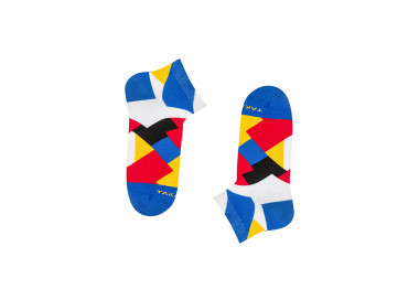 Kolorowe skarpety stopki Targowa 11m3 w kolorowe prostokąty o barwach niebieskiego, czerwonego, żółtego i białego. TakaPara