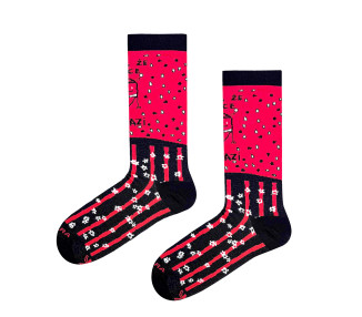 Chaussettes rouges et noires avec une pomme de terre et l’inscription « L'important, c'est que le soleil ne vous éblouisse pas »