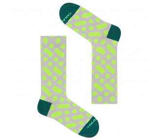 Bunte Socken Wilcza 13m2 mit grünen Flecken und Punkten auf grauem Hintergrund. Takapara