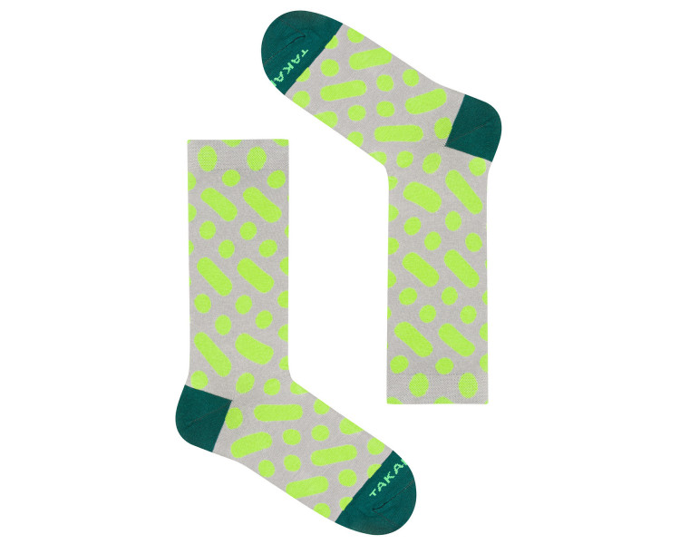 Bunte Socken Wilcza 13m2 mit grünen Flecken und Punkten auf grauem Hintergrund. Takapara