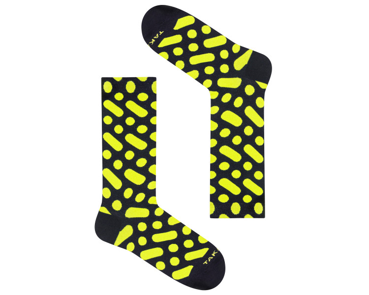Bunte Socken Wilcza 13 m3 mit gelben Punkten und Punkten auf schwarzem Hintergrund. Takapara
