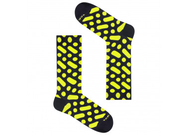 Bunte Socken Wilcza 13 m3 mit gelben Punkten und Punkten auf schwarzem Hintergrund. Takapara