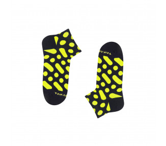 Kolorowe skarpetki stopki Wilcza 13m3 w żółte kropki i kropki na czarnym tle. TakaPara