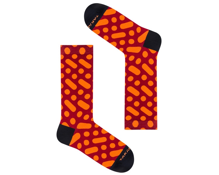 Bunte Socken Wilcza 13m4 mit orangefarbenen Punkten und Streifen auf rotem Grund. Takapara
