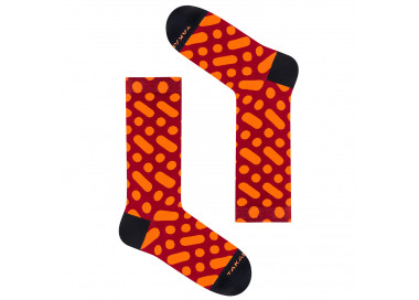 Chaussettes colorées Wilcza 13m4 à pois et rayures orange sur fond rouge. Takapara
