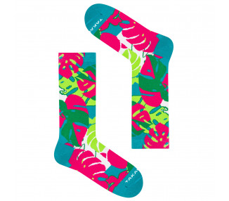 The colorful 14m2 Źródliska socks are a geometric plant pattern in green and pink colors. Takapara