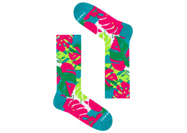 Les chaussettes colorées Źródliska de 14m2 sont un motif végétal géométrique dans des couleurs vertes et roses. Takapara