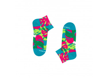 The colorful 14m2 Źródliska sneaker socks are a geometric plant pattern in green and pink colors. Takapara