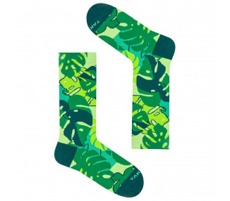 Colorful 14m4 Źródliska socks with colorful, green leaf patterns. Takapara