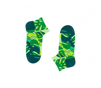 Bunte 14m4 Źródliska Sneakersocken mit bunten, grünen Blattmustern. Takapara