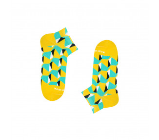Bunte 15m1 Tuwim Sneakersocken mit gelben und grünen geometrischen Mustern. Takapara