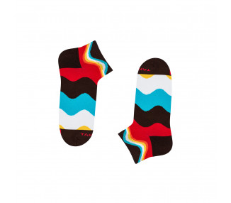 Colorful 16m1 wave sneaker socks with waves in brown, blue, white and red. Takapara
