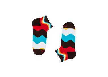 Colorful 16m1 wave sneaker socks with waves in brown, blue, white and red. Takapara