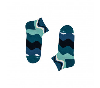 Chaussettes baskets Falista colorées de 16m2 avec des vagues en bleu marine, blanc et bleu. Takapara