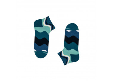 Colorful 16m2 Falista sneaker socks with waves in navy blue, white and blue. Takapara