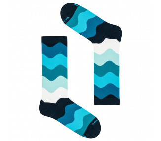 Bunte 16m4 Falista-Socken mit blauen, marineblauen und weißen Wellen. Takapara