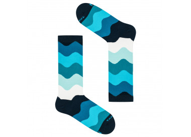 Bunte 16m4 Falista-Socken mit blauen, marineblauen und weißen Wellen. Takapara