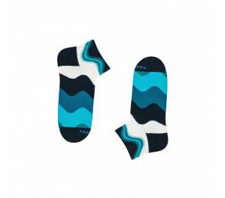 Bunte 16m4 Falista Sneakersocken mit blauen, marineblauen und weißen Wellen. Takapara