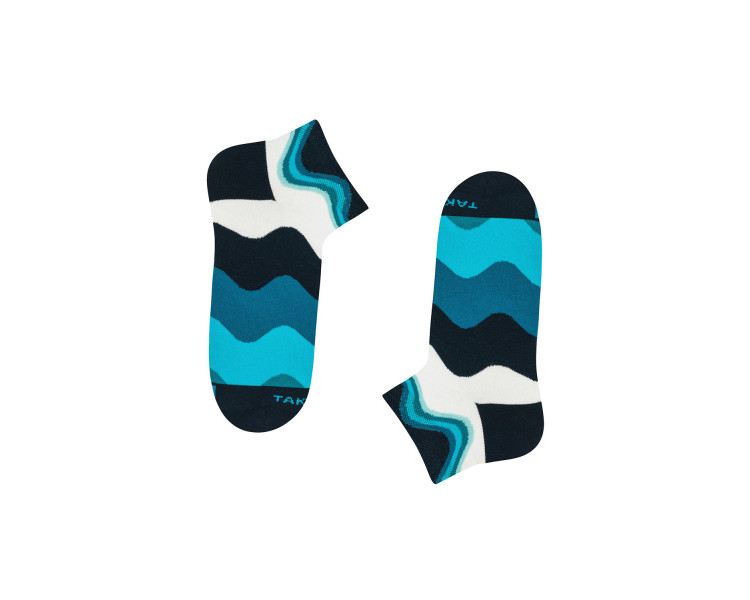 Colorful 16m4 Falista sneaker socks with blue, navy blue and white waves. Takapara