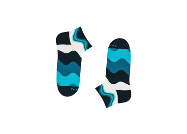 Colorful 16m4 Falista sneaker socks with blue, navy blue and white waves. Takapara
