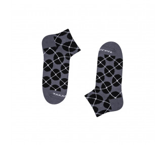 Graue, geometrische Sneakersocken Zawisza 80m3 in schwarzen Tupfen. Takapara
