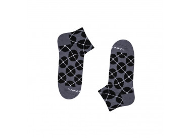 Graue, geometrische Sneakersocken Zawisza 80m3 in schwarzen Tupfen. Takapara