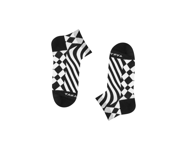 Bunte Zawisza 80m4 Sneakersocken mit schwarzen Streifen und Rauten auf weißem Grund. Takapara