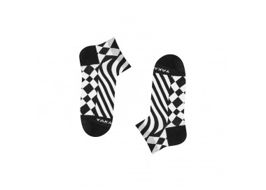 Chaussettes baskets colorées Zawisza 80m4 avec rayures noires et losanges sur fond blanc. Takapara