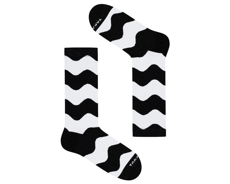 Schwarz-weiße Sneakersocken Zawisza 80m7 mit geometrischem Wellenmuster. Takapara