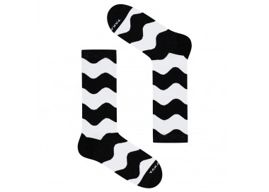 Chaussettes noires et blanches Zawisza 80m7 avec un motif de vagues géométriques. Takapara