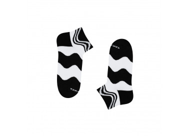 Schwarz-weiße Sneakersocken Zawisza 80m7 mit geometrischem Wellenmuster. Takapara